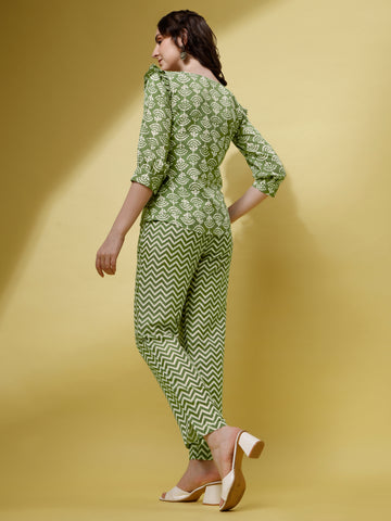 Green Cotton Printed Co-Ord Set With Sweetheart Neck and Gathered Sleeve