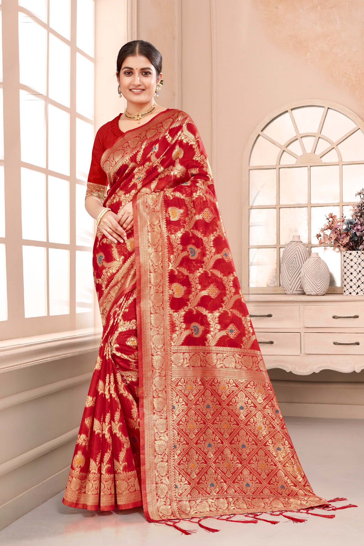 Highlights the stunning appeal of rapier silk sarees -25497